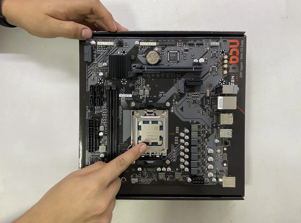 Técnico de ID Soporte trabajando con motherboard